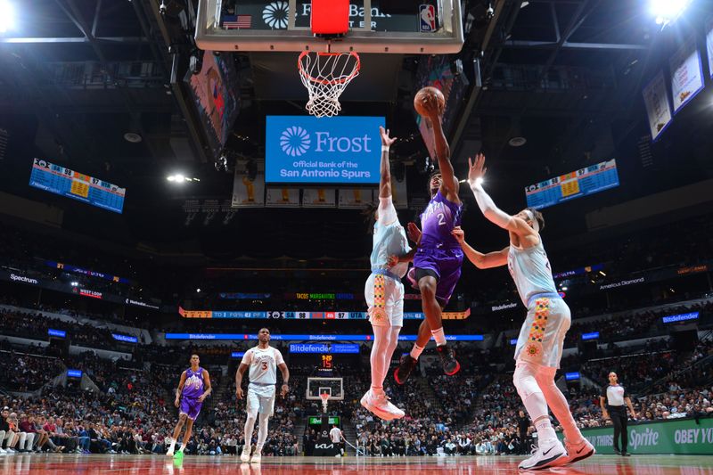 SAN ANTONIO, TX - NOVEMBER 21: Collin Sexton #2 of the Utah Jazz drives to the basket during the game against the San Antonio Spurs on November 21, 2024 at the Frost Bank Center in San Antonio, Texas. NOTE TO USER: User expressly acknowledges and agrees that, by downloading and or using this photograph, user is consenting to the terms and conditions of the Getty Images License Agreement. Mandatory Copyright Notice: Copyright 2024 NBAE (Photos by Michael Gonzales/NBAE via Getty Images)