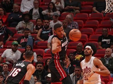 MIAMI, FL - DECEMBER 8: Orlando Robinson #25 of the Miami Heat reaches for the ball during the game against the Cleveland Cavaliers on December 8, 2023 at Kaseya Center in Miami, Florida. NOTE TO USER: User expressly acknowledges and agrees that, by downloading and or using this Photograph, user is consenting to the terms and conditions of the Getty Images License Agreement. Mandatory Copyright Notice: Copyright 2023 NBAE (Photo by Issac Baldizon/NBAE via Getty Images)