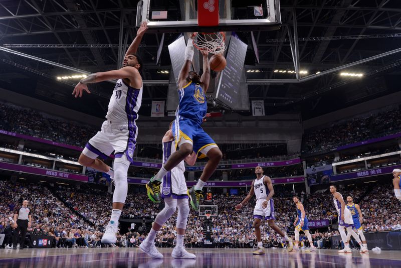 SACRAMENTO, CA - APRIL 16: Kevon Looney #5 of the Golden State Warriors dunks the ball during the game against the Sacramento Kings during the 2024 Play-In Tournament on April 16, 2024 at Golden 1 Center in Sacramento, California. NOTE TO USER: User expressly acknowledges and agrees that, by downloading and or using this Photograph, user is consenting to the terms and conditions of the Getty Images License Agreement. Mandatory Copyright Notice: Copyright 2024 NBAE (Photo by Rocky Widner/NBAE via Getty Images)