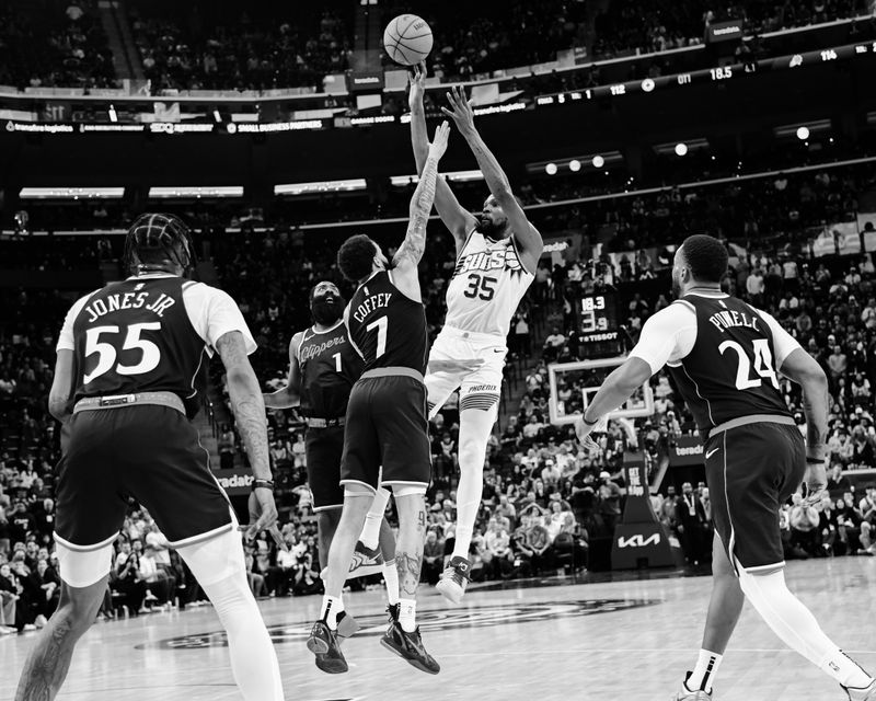 INGLEWOOD, CA - OCTOBER 23: (EDITORS NOTE: this photo has been converted to black and white) Kevin Durant #35 of the Phoenix Suns scores the game tying shot during the game against the LA Clippers on October 23, 2024 at Intuit Dome in Los Angeles, California. NOTE TO USER: User expressly acknowledges and agrees that, by downloading and/or using this Photograph, user is consenting to the terms and conditions of the Getty Images License Agreement. Mandatory Copyright Notice: Copyright 2024 NBAE (Photo by Adam Pantozzi/NBAE via Getty Images)