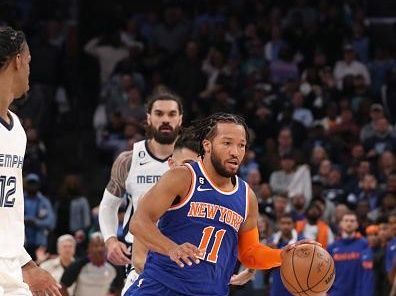 MEMPHIS, TN - OCTOBER 19: Jalen Brunson #11 of the New York Knicks drives to the basket during the game against the Memphis Grizzlies  on October 19, 2022 at FedExForum in Memphis, Tennessee. NOTE TO USER: User expressly acknowledges and agrees that, by downloading and or using this photograph, User is consenting to the terms and conditions of the Getty Images License Agreement. Mandatory Copyright Notice: Copyright 2022 NBAE (Photo by Joe Murphy/NBAE via Getty Images)