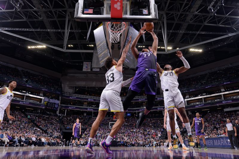 SACRAMENTO, CA - DECEMBER 8: Orlando Robinson #77 of the Sacramento Kings drives to the basket during the game against the Utah Jazz on December 8, 2024 at Golden 1 Center in Sacramento, California. NOTE TO USER: User expressly acknowledges and agrees that, by downloading and or using this Photograph, user is consenting to the terms and conditions of the Getty Images License Agreement. Mandatory Copyright Notice: Copyright 2024 NBAE (Photo by Rocky Widner/NBAE via Getty Images)