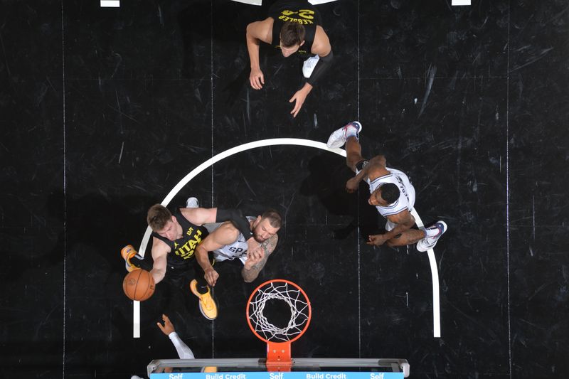 SAN ANTONIO, TX - OCTOBER 12: Kyle Filipowski #22 of the Utah Jazz drives to the basket during the game against the San Antonio Spurs during a NBA pre season game on October 12, 2024 at the Frost Bank Center in San Antonio, Texas. NOTE TO USER: User expressly acknowledges and agrees that, by downloading and or using this photograph, user is consenting to the terms and conditions of the Getty Images License Agreement. Mandatory Copyright Notice: Copyright 2024 NBAE (Photos by Michael Gonzales/NBAE via Getty Images)