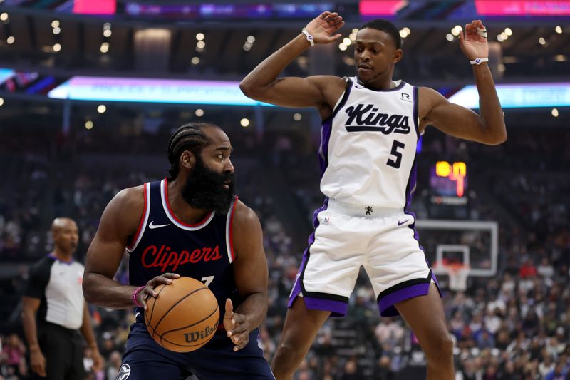 SACRAMENTO, CALIFORNIA - NOVEMBER 08: James Harden #1 of the LA Clippers is guarded by De'Aaron Fox #5 of the Sacramento Kings in the first half at Golden 1 Center on November 08, 2024 in Sacramento, California. NOTE TO USER: User expressly acknowledges and agrees that, by downloading and/or using this photograph, user is consenting to the terms and conditions of the Getty Images License Agreement.  (Photo by Ezra Shaw/Getty Images)