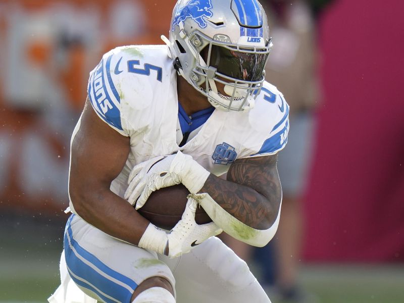 Detroit Lions running back David Montgomery (5) runs against the Tampa Bay Buccaneers during the first half of an NFL football game Sunday, Oct. 15, 2023, in Tampa, Fla. (AP Photo/Chris O'Meara)