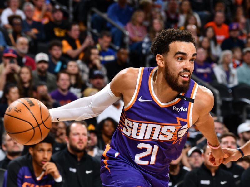 PHOENIX, AZ - NOVEMBER 30: Tyus Jones #21 of the Phoenix Suns dribbles the ball during the game against the Golden State Warriors on November 30, 2024 at Footprint Center in Phoenix, Arizona. NOTE TO USER: User expressly acknowledges and agrees that, by downloading and or using this photograph, user is consenting to the terms and conditions of the Getty Images License Agreement. Mandatory Copyright Notice: Copyright 2024 NBAE (Photo by Barry Gossage/NBAE via Getty Images)