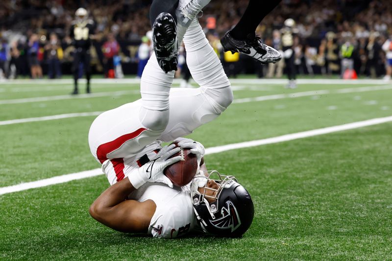 Atlanta Falcons tight end Jonnu Smith (81) scores a touchdown against New Orleans Saints safety Johnathan Abram (24) in the first half of an NFL football game in New Orleans, Sunday, Jan. 7, 2024. (AP Photo/Butch Dill)