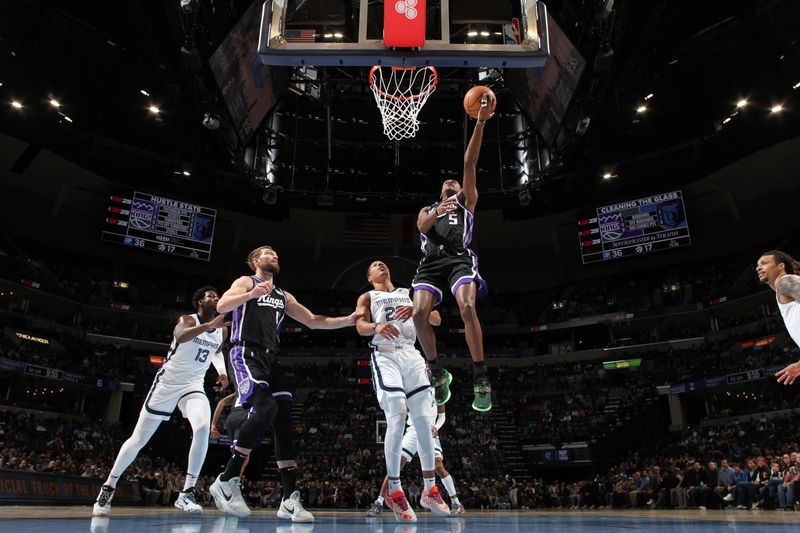 MEMPHIS, TN - DECEMBER 5: De'Aaron Fox #5 of the Sacramento Kings drives to the basket during the game against the Memphis Grizzlies on December 5, 2024 at FedExForum in Memphis, Tennessee. NOTE TO USER: User expressly acknowledges and agrees that, by downloading and or using this photograph, User is consenting to the terms and conditions of the Getty Images License Agreement. Mandatory Copyright Notice: Copyright 2024 NBAE (Photo by Joe Murphy/NBAE via Getty Images)