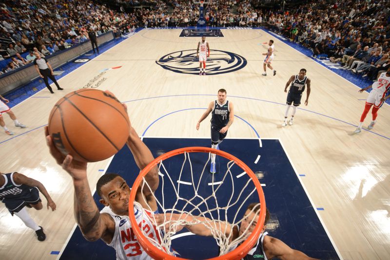 DALLAS, TX - NOVEMBER 7: Nicolas Claxton #33 of the Brooklyn Nets drives to the basket during the game against the Dallas Mavericks on November 7, 2022 at the American Airlines Center in Dallas, Texas. NOTE TO USER: User expressly acknowledges and agrees that, by downloading and or using this photograph, User is consenting to the terms and conditions of the Getty Images License Agreement. Mandatory Copyright Notice: Copyright 2022 NBAE (Photo by Glenn James/NBAE via Getty Images)