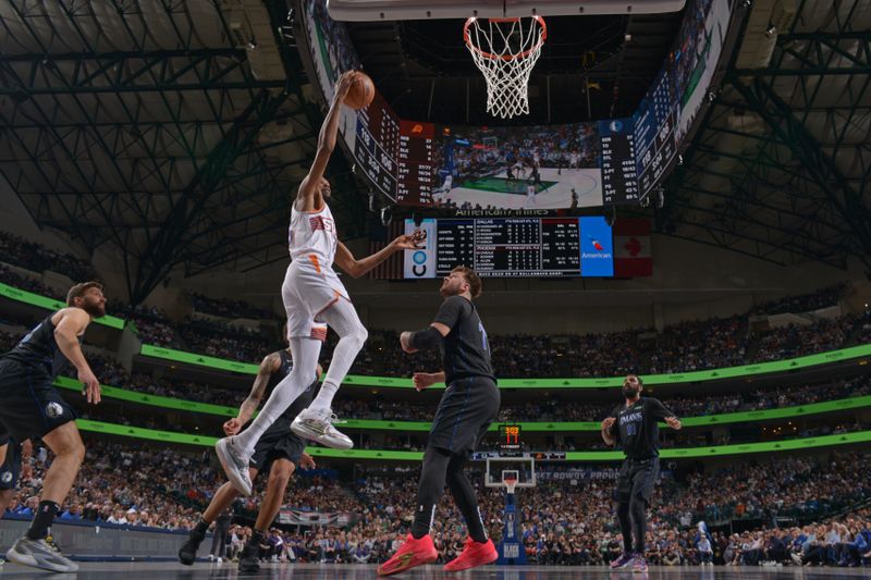 DALLAS, TX - FEBRUARY 22: Kevin Durant #35 of the Phoenix Suns dunks the ball during the game against the Dallas Mavericks on February 22, 2024 at the American Airlines Center in Dallas, Texas. NOTE TO USER: User expressly acknowledges and agrees that, by downloading and or using this photograph, User is consenting to the terms and conditions of the Getty Images License Agreement. Mandatory Copyright Notice: Copyright 2024 NBAE (Photo by Glenn James/NBAE via Getty Images)