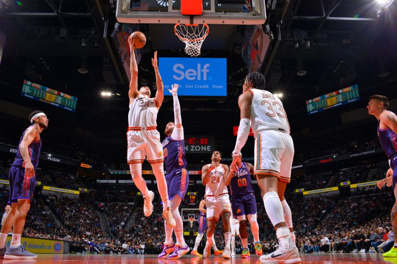 SAN ANTONIO, TX - MARCH 25: Zach Collins #23 of the San Antonio Spurs drives to the basket during the game against the Phoenix Suns on March 25, 2024 at the AT&T Center in San Antonio, Texas. NOTE TO USER: User expressly acknowledges and agrees that, by downloading and or using this photograph, user is consenting to the terms and conditions of the Getty Images License Agreement. Mandatory Copyright Notice: Copyright 2024 NBAE (Photos by Jesse D. Garrabrant/NBAE via Getty Images)