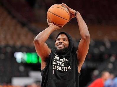 TORONTO, CANADA - NOVEMBER 15: Malik Beasley #5 of the Milwaukee Bucks warms up before the game against the Toronto Raptors on November 15, 2023 at the Scotiabank Arena in Toronto, Ontario, Canada.  NOTE TO USER: User expressly acknowledges and agrees that, by downloading and or using this Photograph, user is consenting to the terms and conditions of the Getty Images License Agreement.  Mandatory Copyright Notice: Copyright 2023 NBAE (Photo by Jordan Jones/NBAE via Getty Images)