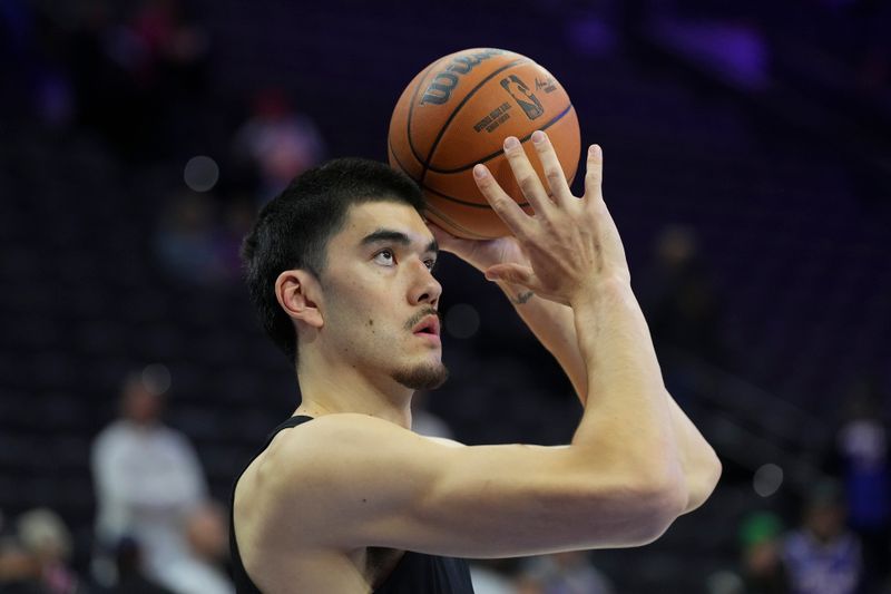 PHILADELPHIA, PENNSYLVANIA - NOVEMBER 2: Zach Edey #14 of the Memphis Grizzlies warms up prior to the game against the Philadelphia 76ers at the Wells Fargo Center on November 2, 2024 in Philadelphia, Pennsylvania. NOTE TO USER: User expressly acknowledges and agrees that, by downloading and/or using this photograph, user is consenting to the terms and conditions of the Getty Images License Agreement. (Photo by Mitchell Leff/Getty Images)