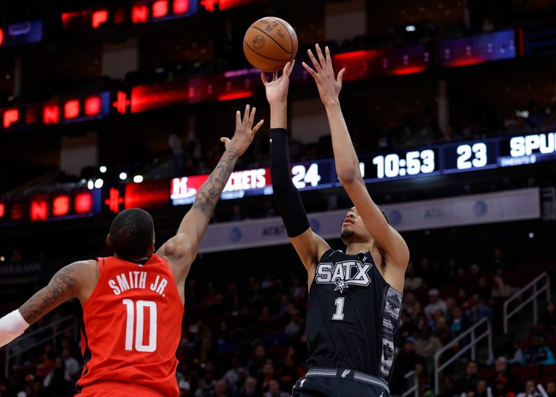 HOUSTON, TEXAS - DECEMBER 11: Victor Wembanyama #1 of the San Antonio Spurs shoots over Jabari Smith Jr. #10 of the Houston Rockets during the first half at Toyota Center on December 11, 2023 in Houston, Texas. NOTE TO USER: User expressly acknowledges and agrees that, by downloading and or using this photograph, User is consenting to the terms and conditions of the Getty Images License Agreement.? (Photo by Carmen Mandato/Getty Images)