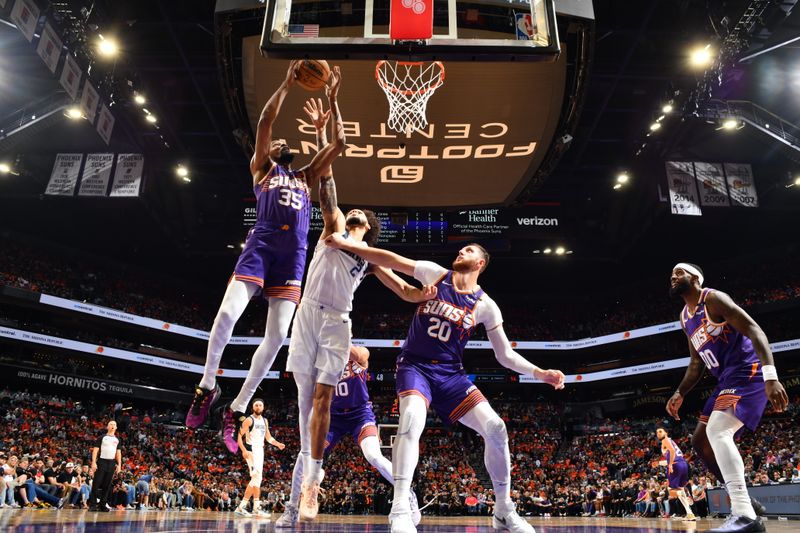 PHOENIX, AZ - OCTOBER 26: Kevin Durant #35 of the Phoenix Suns shoots the ball during the game against the Dallas Mavericks on October 26, 2024 at Footprint Center in Phoenix, Arizona. NOTE TO USER: User expressly acknowledges and agrees that, by downloading and or using this photograph, user is consenting to the terms and conditions of the Getty Images License Agreement. Mandatory Copyright Notice: Copyright 2024 NBAE (Photo by Barry Gossage/NBAE via Getty Images)