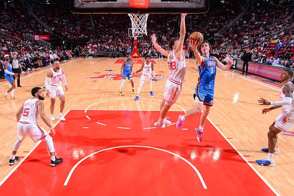 HOUSTON, TX - DECEMBER 6:   Josh Giddey #3 of the Oklahoma City Thunder drives to the basket during the game against the Houston Rockets on December 6, 2023 at the Toyota Center in Houston, Texas. NOTE TO USER: User expressly acknowledges and agrees that, by downloading and or using this photograph, User is consenting to the terms and conditions of the Getty Images License Agreement. Mandatory Copyright Notice: Copyright 2023 NBAE (Photo by Michael Gonzales/NBAE via Getty Images)