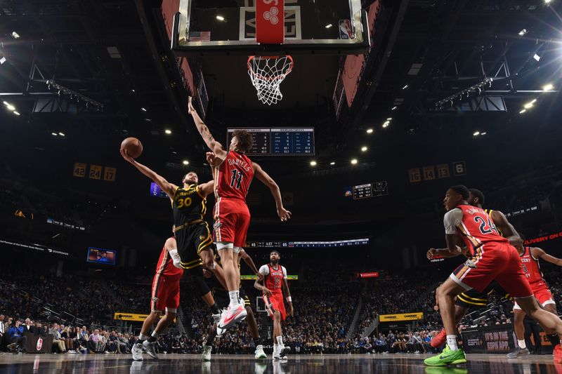 SAN FRANCISCO, CA - JANUARY 10:  Stephen Curry #30 of the Golden State Warriors goes to the basket during the game on January 10, 2024 at Chase Center in San Francisco, California. NOTE TO USER: User expressly acknowledges and agrees that, by downloading and or using this photograph, user is consenting to the terms and conditions of Getty Images License Agreement. Mandatory Copyright Notice: Copyright 2024 NBAE (Photo by Noah Graham/NBAE via Getty Images)