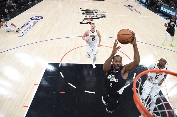 LOS ANGELES, CA - DECEMBER 6: Kawhi Leonard #2 of the LA Clippers goes to the basket during the game on December 6, 2023 at Crypto.Com Arena in Los Angeles, California. NOTE TO USER: User expressly acknowledges and agrees that, by downloading and/or using this Photograph, user is consenting to the terms and conditions of the Getty Images License Agreement. Mandatory Copyright Notice: Copyright 2023 NBAE (Photo by Adam Pantozzi/NBAE via Getty Images)