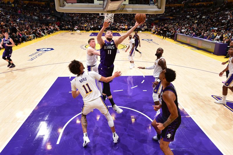LOS ANGELES, CA - OCTOBER 26: Domantas Sabonis #11 of the Sacramento Kings drives to the basket during the game against the Los Angeles Lakers on October 26, 2024 at Crypto.Com Arena in Los Angeles, California. NOTE TO USER: User expressly acknowledges and agrees that, by downloading and/or using this Photograph, user is consenting to the terms and conditions of the Getty Images License Agreement. Mandatory Copyright Notice: Copyright 2024 NBAE (Photo by Adam Pantozzi/NBAE via Getty Images)