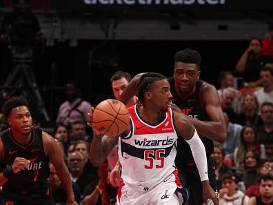 MIAMI, FL - NOVEMBER 3: Delon Wright #55 of the Washington Wizards brings the ball up court against the Miami Heat during the In-Season Tournament on November 3, 2023 at Kaseya Center in Miami, Florida. NOTE TO USER: User expressly acknowledges and agrees that, by downloading and or using this Photograph, user is consenting to the terms and conditions of the Getty Images License Agreement. Mandatory Copyright Notice: Copyright 2023 NBAE (Photo by Issac Baldizon/NBAE via Getty Images)