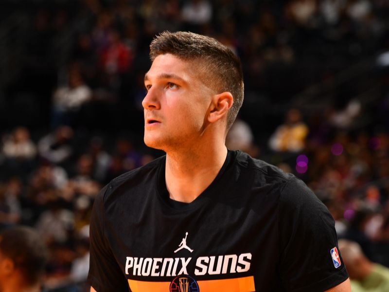 PHOENIX, AZ - NOVEMBER 26: Grayson Allen #8 of the Phoenix Suns warms up before the game against the Los Angeles Lakers during the Emirates NBA Cup game on November 26, 2024 at Footprint Center in Phoenix, Arizona. NOTE TO USER: User expressly acknowledges and agrees that, by downloading and or using this photograph, user is consenting to the terms and conditions of the Getty Images License Agreement. Mandatory Copyright Notice: Copyright 2024 NBAE (Photo by Barry Gossage/NBAE via Getty Images)