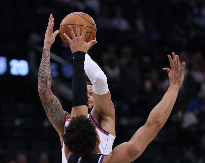 INGLEWOOD, CALIFORNIA - OCTOBER 17: Amir Coffey #7 of the LA Clippers shoots a jumper in front of Colby Jones #20 of the Sacramento Kings during the first half in a pre-season game at Intuit Dome on October 17, 2024 in Inglewood, California. (Photo by Harry How/Getty Images)