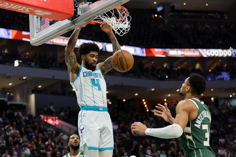 MILWAUKEE, WISCONSIN - FEBRUARY 09: Nick Richards #4 of the Charlotte Hornets dunks in front of Giannis Antetokounmpo #34 of the Milwaukee Bucks during the first half of a game at Fiserv Forum on February 09, 2024 in Milwaukee, Wisconsin. NOTE TO USER: User expressly acknowledges and agrees that, by downloading and or using this photograph, User is consenting to the terms and conditions of the Getty Images License Agreement. (Photo by Stacy Revere/Getty Images)