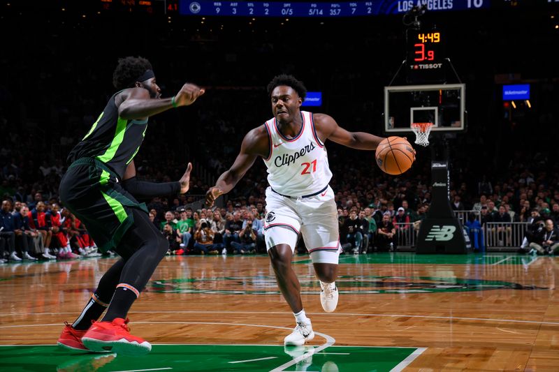 BOSTON, MA - NOVEMBER 25: Kobe Brown #21 of the LA Clippers handles the ball during the game against the Boston Celtics on November 25, 2024 at TD Garden in Boston, Massachusetts. NOTE TO USER: User expressly acknowledges and agrees that, by downloading and/or using this Photograph, user is consenting to the terms and conditions of the Getty Images License Agreement. Mandatory Copyright Notice: Copyright 2024 NBAE (Photo by Brian Babineau/NBAE via Getty Images)