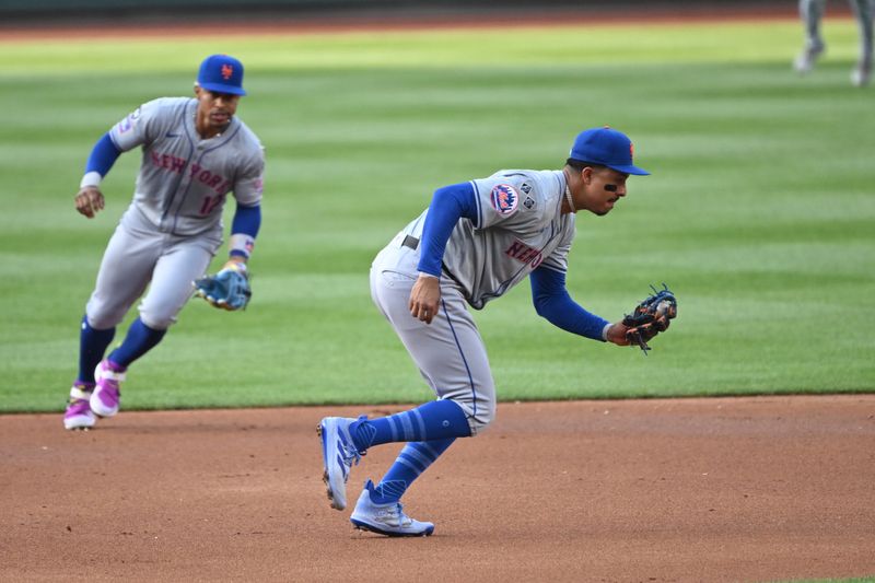 Jul 3, 2024; Washington, District of Columbia, USA; New York Mets third baseman Mark Vientos (27) fields a ground ball against the Washington Nationals during the second inning at Nationals Park. Mandatory Credit: Rafael Suanes-USA TODAY Sports