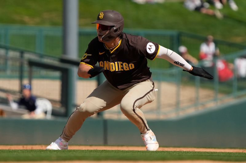 Feb 28, 2024; Phoenix, Arizona, USA; San Diego Padres shortstop Ha-Seong Kim (7) leads off against the Chicago White Sox in the third inning at Camelback Ranch-Glendale. Mandatory Credit: Rick Scuteri-USA TODAY Sports