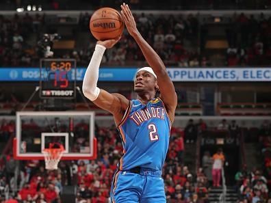 CHICAGO, IL - OCTOBER 25: Shai Gilgeous-Alexander #2 of the Oklahoma City Thunder shoots the ball during a game against the Chicago Bulls on October 25, 2023 at United Center in Chicago, Illinois. NOTE TO USER: User expressly acknowledges and agrees that, by downloading and or using this photograph, User is consenting to the terms and conditions of the Getty Images License Agreement. Mandatory Copyright Notice: Copyright 2023 NBAE (Photo by Gary Dineen/NBAE via Getty Images)