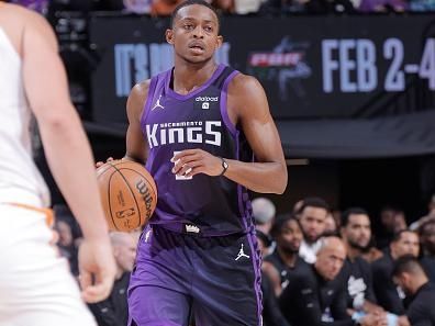 SACRAMENTO, CA - DECEMBER 22:  De'Aaron Fox #5 of the Sacramento Kings handles the ball during the game  on December 22, 2023 at Golden 1 Center in Sacramento, California. NOTE TO USER: User expressly acknowledges and agrees that, by downloading and or using this Photograph, user is consenting to the terms and conditions of the Getty Images License Agreement. Mandatory Copyright Notice: Copyright 2023 NBAE (Photo by Rocky Widner/NBAE via Getty Images)