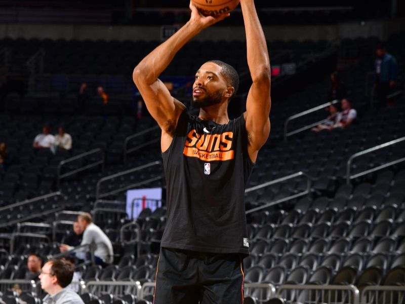 PHOENIX, AZ - NOVEMBER 4: Mikal Bridges #25 of the Phoenix Suns warms up before the game against the Portland Trail Blazers on November 4, 2022 at Footprint Center in Phoenix, Arizona. NOTE TO USER: User expressly acknowledges and agrees that, by downloading and or using this photograph, user is consenting to the terms and conditions of the Getty Images License Agreement. Mandatory Copyright Notice: Copyright 2022 NBAE (Photo by Barry Gossage/NBAE via Getty Images)