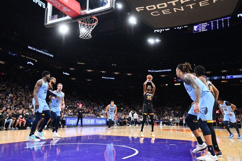 PHOENIX, AZ - FEBRUARY 11:  Kevin Durant #35 of the Phoenix Suns scores his 30,000th career point during the game against the Memphis Grizzlies on February 11, 2025 at Footprint Center in Phoenix, Arizona. NOTE TO USER: User expressly acknowledges and agrees that, by downloading and or using this photograph, user is consenting to the terms and conditions of the Getty Images License Agreement. Mandatory Copyright Notice: Copyright 2025 NBAE (Photo by Barry Gossage/NBAE via Getty Images)