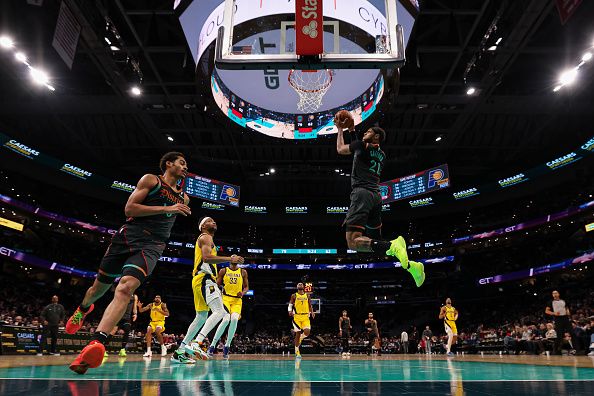 WASHINGTON, DC - DECEMBER 15: Daniel Gafford #21 of the Washington Wizards dunks the ball against the Indiana Pacers during the second half at Capital One Arena on December 15, 2023 in Washington, DC. NOTE TO USER: User expressly acknowledges and agrees that, by downloading and or using this photograph, User is consenting to the terms and conditions of the Getty Images License Agreement. (Photo by Scott Taetsch/Getty Images)