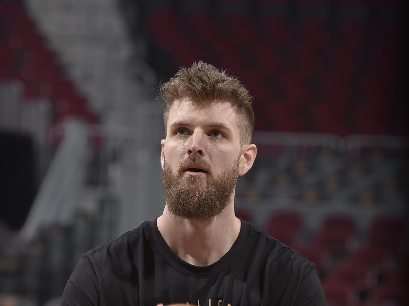 CLEVELAND, OH - MARCH 11: Dean Wade #32 of the Cleveland Cavaliers warms up before the game on March 11, 2025 at Rocket Mortgage FieldHouse in Cleveland, Ohio. NOTE TO USER: User expressly acknowledges and agrees that, by downloading and/or using this Photograph, user is consenting to the terms and conditions of the Getty Images License Agreement. Mandatory Copyright Notice: Copyright 2025 NBAE (Photo by David Liam Kyle/NBAE via Getty Images)