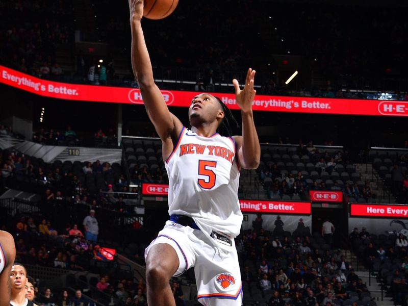 SAN ANTONIO, TX - DECEMBER 29: Immanuel Quickley #5 of the New York Knicks drives to the basket during the game against the San Antonio Spurs on December 29, 2022 at the AT&T Center in San Antonio, Texas. NOTE TO USER: User expressly acknowledges and agrees that, by downloading and or using this photograph, user is consenting to the terms and conditions of the Getty Images License Agreement. Mandatory Copyright Notice: Copyright 2022 NBAE (Photos by Michael Gonzales/NBAE via Getty Images)