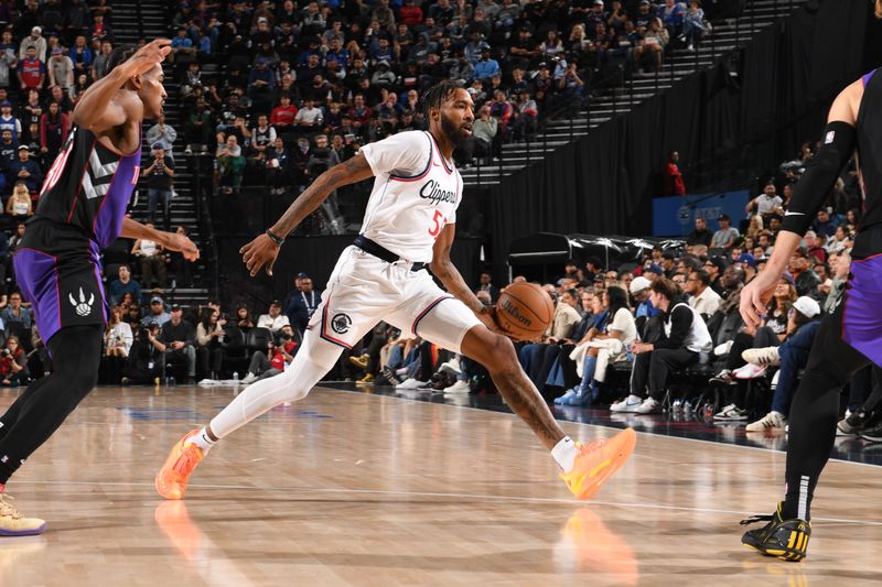 INGLEWOOD, CA - NOVEMBER 9: Derrick Jones Jr. #55 of the LA Clippers passes the ball during the game against the Toronto Raptors on November 9, 2024 at Intuit Dome in Los Angeles, California. NOTE TO USER: User expressly acknowledges and agrees that, by downloading and/or using this Photograph, user is consenting to the terms and conditions of the Getty Images License Agreement. Mandatory Copyright Notice: Copyright 2024 NBAE (Photo by Noah Graham/NBAE via Getty Images)