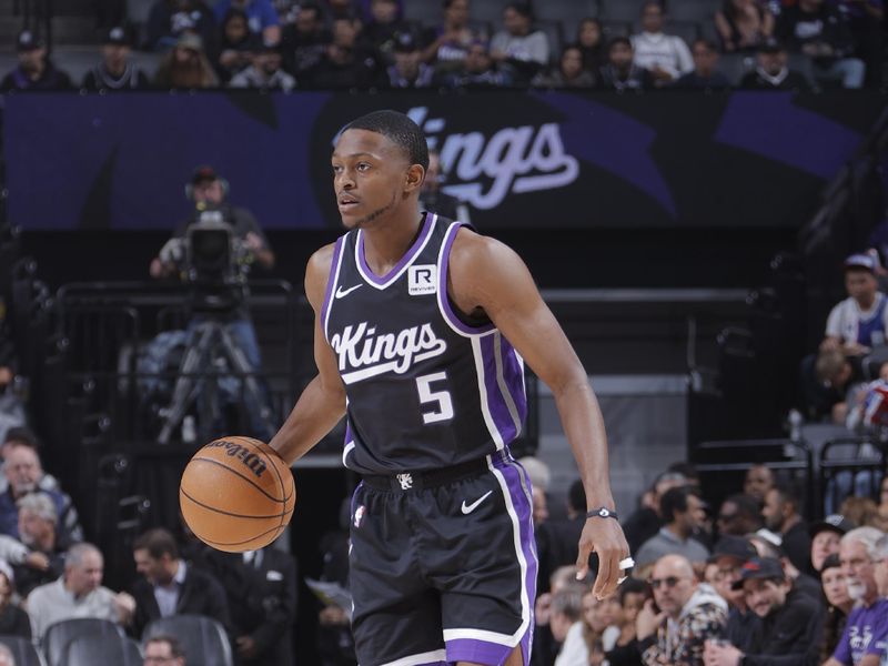 SACRAMENTO, CA - NOVEMBER 6: De'Aaron Fox #5 of the Sacramento Kings dribbles the ball during the game against the Toronto Raptors on November 6, 2024 at Golden 1 Center in Sacramento, California. NOTE TO USER: User expressly acknowledges and agrees that, by downloading and or using this Photograph, user is consenting to the terms and conditions of the Getty Images License Agreement. Mandatory Copyright Notice: Copyright 2024 NBAE (Photo by Rocky Widner/NBAE via Getty Images)