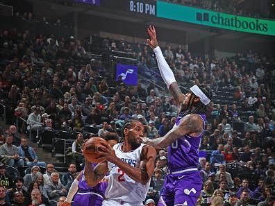 SALT LAKE CITY, UT - DECEMBER 8: Kawhi Leonard #2 of the LA Clippers looks to pass the ball during the game against the Utah Jazz on December 8, 2023 at vivint.SmartHome Arena in Salt Lake City, Utah. NOTE TO USER: User expressly acknowledges and agrees that, by downloading and or using this Photograph, User is consenting to the terms and conditions of the Getty Images License Agreement. Mandatory Copyright Notice: Copyright 2023 NBAE (Photo by Melissa Majchrzak/NBAE via Getty Images)