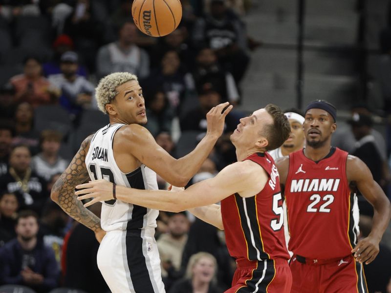 SAN ANTONIO, TX - NOVEMBER 12: Jeremy Sochan #10 of the San Antonio Spurs (L) looks to make a steal on Duncan Robinson #55 of the Miami Heat in the first half at Frost Bank Center on November 12, 2023 in San Antonio, Texas. NOTE TO USER: User expressly acknowledges and agrees that, by downloading and or using this photograph, User is consenting to terms and conditions of the Getty Images License Agreement. (Photo by Ronald Cortes/Getty Images)