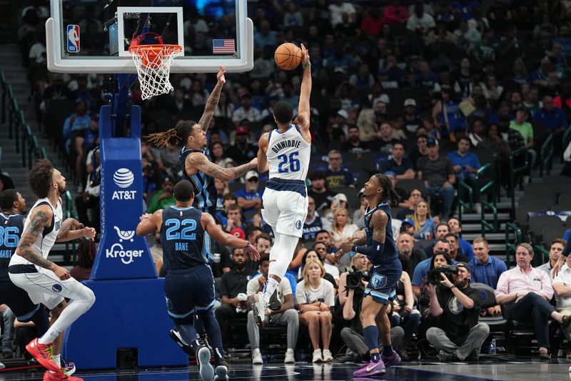 DALLAS, TX - OCTOBER 7: Spencer Dinwiddie #26 of the Dallas Mavericks drives to the basket during the game against the Memphis Grizzlies during the 2024 NBA Preseason on October 7, 2024 at dalAmerican Airlines Center in Dallas, Texas. NOTE TO USER: User expressly acknowledges and agrees that, by downloading and or using this photograph, User is consenting to the terms and conditions of the Getty Images License Agreement. Mandatory Copyright Notice: Copyright 2024 NBAE (Photo by Glenn James/NBAE via Getty Images)