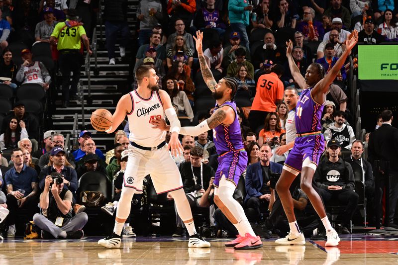 PHOENIX, AZ - MARCH 4: Ivica Zubac #40 of the LA Clippers handles the ball during the game against the Phoenix Suns  on March 4, 2025 at PHX Arena in Phoenix, Arizona. NOTE TO USER: User expressly acknowledges and agrees that, by downloading and or using this photograph, user is consenting to the terms and conditions of the Getty Images License Agreement. Mandatory Copyright Notice: Copyright 2025 NBAE (Photo by Kate Frese/NBAE via Getty Images)