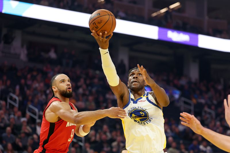 SAN FRANCISCO, CALIFORNIA - DECEMBER 05: Kevon Looney #5 of the Golden State Warriors goes up for a shot on Dillon Brooks #9 of the Houston Rockets in the first half at Chase Center on December 05, 2024 in San Francisco, California. NOTE TO USER: User expressly acknowledges and agrees that, by downloading and/or using this photograph, user is consenting to the terms and conditions of the Getty Images License Agreement.   (Photo by Ezra Shaw/Getty Images)