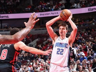 CHICAGO, IL - NOVEMBER 17:  Franz Wagner #22 of the Orlando Magic looks to pass the ball during the In-Season Tournament game against the Chicago Bulls on November 17, 2023 at United Center in Chicago, Illinois. NOTE TO USER: User expressly acknowledges and agrees that, by downloading and or using this photograph, User is consenting to the terms and conditions of the Getty Images License Agreement. Mandatory Copyright Notice: Copyright 2023 NBAE (Photo by Jeff Haynes/NBAE via Getty Images)