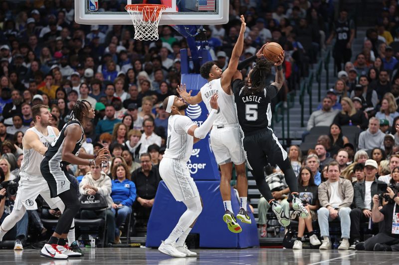 DALLAS, TX - NOVEMBER 16: Stephon Castle #5 of the San Antonio Spurs drives to the basket during the game against the Dallas Mavericks on November 16, 2024 at American Airlines Center in Dallas, Texas. NOTE TO USER: User expressly acknowledges and agrees that, by downloading and or using this photograph, User is consenting to the terms and conditions of the Getty Images License Agreement. Mandatory Copyright Notice: Copyright 2024 NBAE (Photo by Tim Heitman/NBAE via Getty Images)