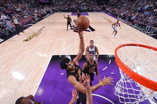 SACRAMENTO, CA - NOVEMBER 13: Jarrett Allen #31 of the Cleveland Cavaliers drives to the basket during the game against the Sacramento Kings on November 13, 2023 at Golden 1 Center in Sacramento, California. NOTE TO USER: User expressly acknowledges and agrees that, by downloading and or using this Photograph, user is consenting to the terms and conditions of the Getty Images License Agreement. Mandatory Copyright Notice: Copyright 2023 NBAE (Photo by Rocky Widner/NBAE via Getty Images)