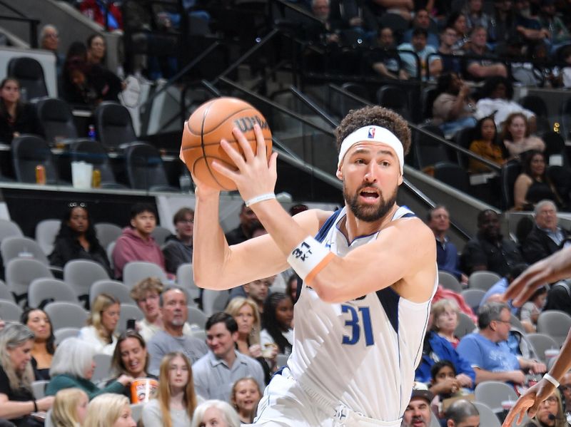 SAN ANTONIO, TX - MARCH 10: Klay Thompson #31 of the Dallas Mavericks drives to the basket during the game against the San Antonio Spurs on March 10, 2025 at the Frost Bank Center in San Antonio, Texas. NOTE TO USER: User expressly acknowledges and agrees that, by downloading and or using this photograph, user is consenting to the terms and conditions of the Getty Images License Agreement. Mandatory Copyright Notice: Copyright 2025 NBAE (Photos by Michael Gonzales/NBAE via Getty Images)