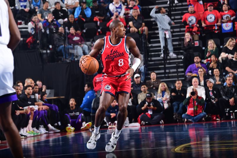 INGLEWOOD, CA - NOVEMBER 22: Kris Dunn #8 of the LA Clippers dribbles the ball during the game against the Sacramento Kings on November 22, 2024 at Intuit Dome in Los Angeles, California. NOTE TO USER: User expressly acknowledges and agrees that, by downloading and/or using this Photograph, user is consenting to the terms and conditions of the Getty Images License Agreement. Mandatory Copyright Notice: Copyright 2024 NBAE (Photo by Adam Pantozzi/NBAE via Getty Images)