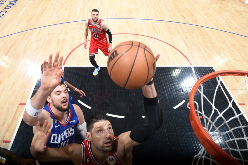 LOS ANGELES, CA - MARCH 27: Nikola Vucevic #9 of the Chicago Bulls drives to the basket during the game against the LA Clippers on March 27, 2023 at Crypto.Com Arena in Los Angeles, California. NOTE TO USER: User expressly acknowledges and agrees that, by downloading and/or using this Photograph, user is consenting to the terms and conditions of the Getty Images License Agreement. Mandatory Copyright Notice: Copyright 2023 NBAE (Photo by Adam Pantozzi/NBAE via Getty Images)